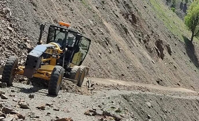 Kulp’ta heyelan nedeniyle kapanan köy yolları açıldı