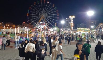Bayramda çocuklar lunaparkta eğlendi