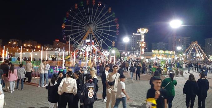 Bayramda çocuklar lunaparkta eğlendi
