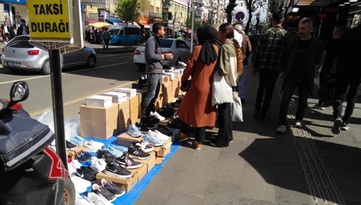 Bayram işportacıları Ofis Caddesi’ndeki yerlerine aldı