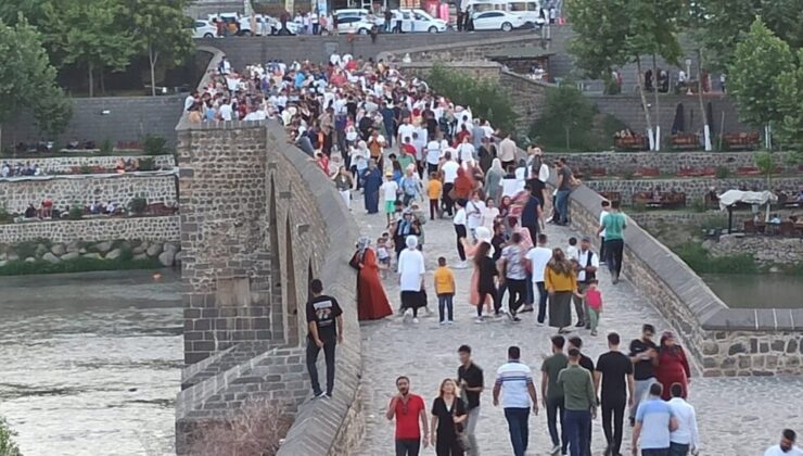 Bayramı fırsat bilenler On Gözlü Köprü’ye akın etti
