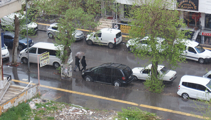 Diyarbakır’da beklenen yağmur başladı