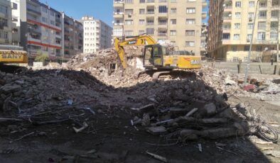 Yenişehir’de ağır hasarlı binaların yıkımına devam ediliyor