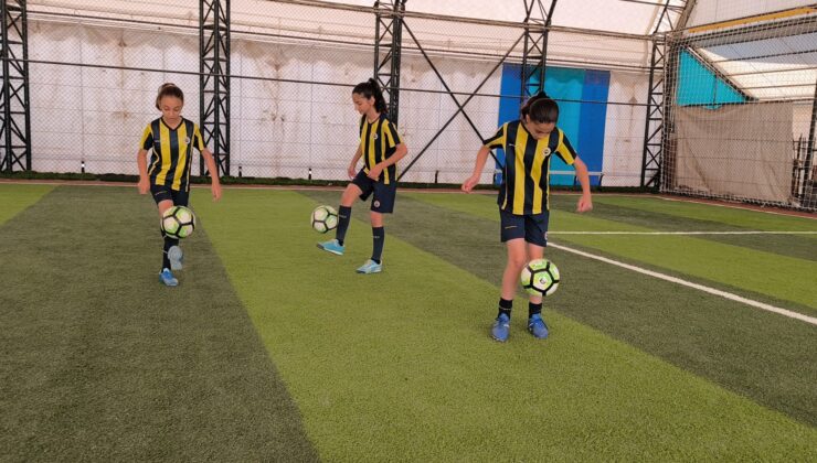 Futbol okulunda 3 kız milli forma için mücadele ediyor