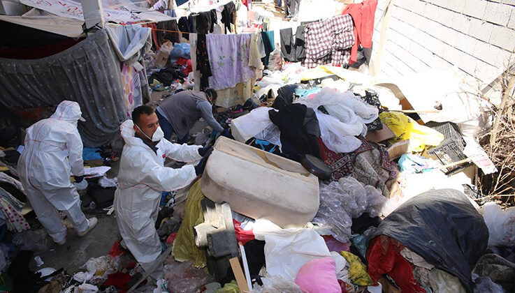 Bir evden yaklaşık 20 ton çöp çıkarıldı
