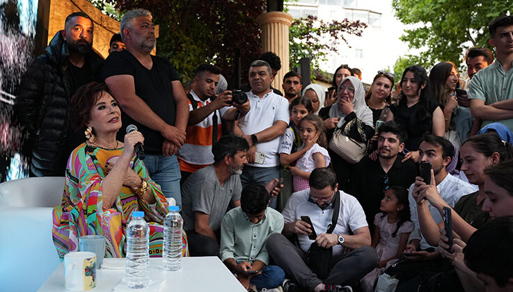 Hülya Koçyiğit, Şanlıurfa’da sevenleriyle buluştu