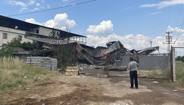 Çatısına yıldırım isabet eden depo, çıkan yangında hasar gördü