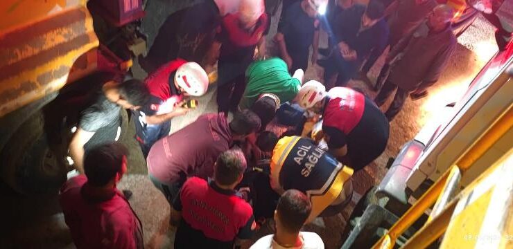 İnşaat çukuruna devrilen araç kamyonun kasasına girdi