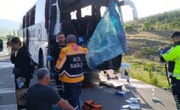Yolcu otobüsü kamyonetle çarpıştı: 17 yaralı