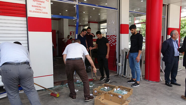 Otomobil kasap markete daldı: O anlar kamerada