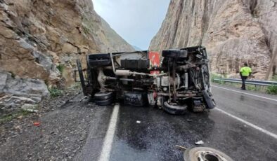 Dondurma nakil aracı devrildi: 2 yaralı