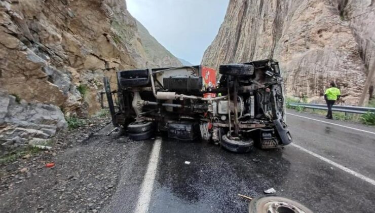 Dondurma nakil aracı devrildi: 2 yaralı