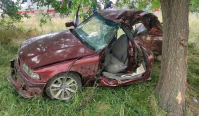 Adıyaman’da otomobil ağaca çarptı: 1 ölü, 1 yaralı