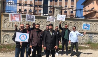 Ağrılı eğitimciler hayatını kaybeden okul müdürü için bir araya geldi