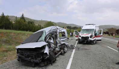 Ambulans ile hafif ticari araç çarpıştı 2’si polis 6 yaralı