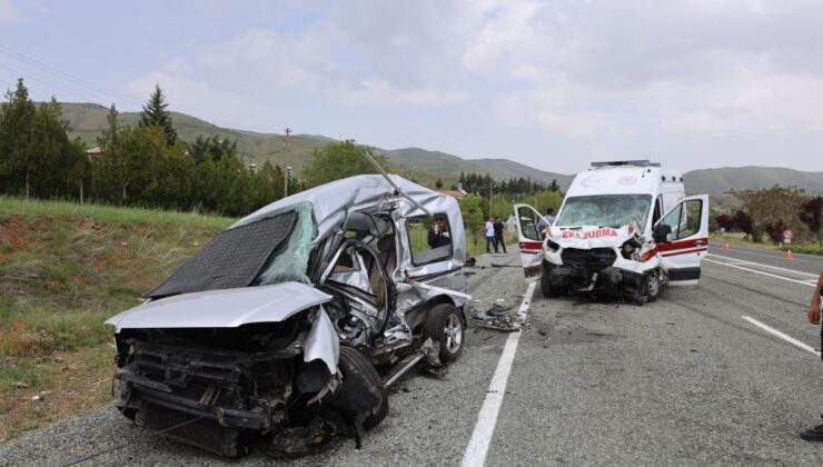 Ambulans ile hafif ticari araç çarpıştı 2’si polis 6 yaralı