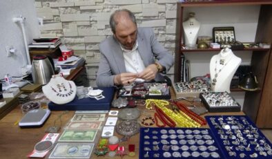 Baba mesleğini sürdürerek köylerden topladığı antika eşyaları satıyor