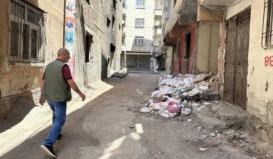 Bağlar Fatih Mahallesi’nde metruk yapılar çöplüğe döndü
