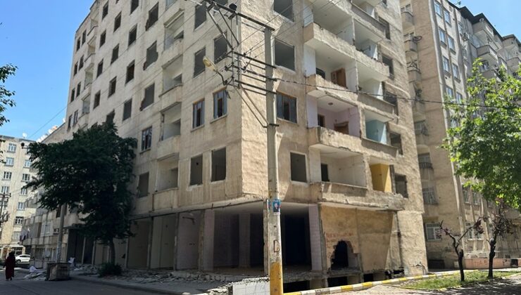 Bağlar’da tehlike arz eden hasarlı binanın yıkılması istendi