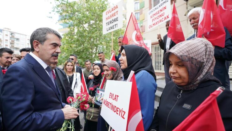 Bakan Tekin’den Diyarbakır annelerine ziyaret
