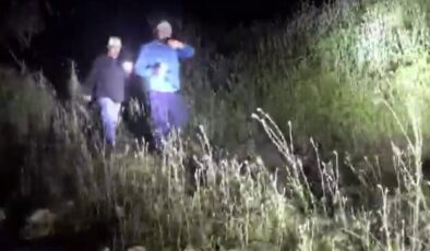 Baraj ortasında botları patlayan 2 kişi kurtarıldı