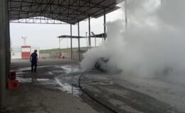 Batman’da jandarma noktasında otomobil yandı