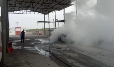 Batman’da jandarma noktasında otomobil yandı