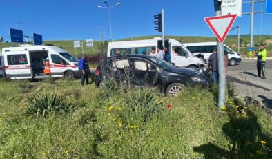 Bingöl’de otomobil ile minibüs çarpıştı