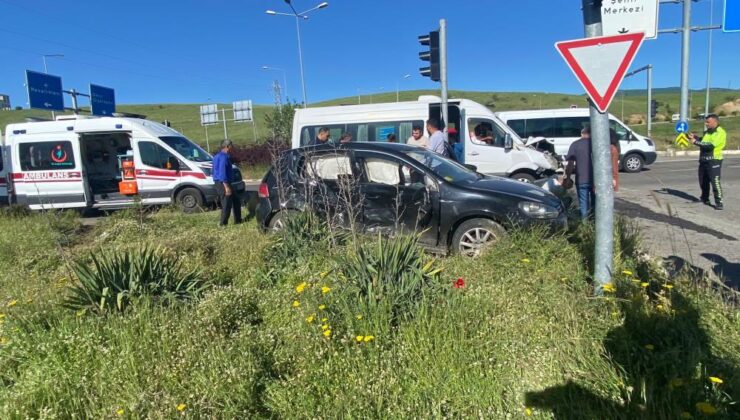 Bingöl’de otomobil ile minibüs çarpıştı