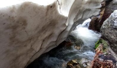 Bitlis’in kar tünelleri buzdan mağaraları andırıyor