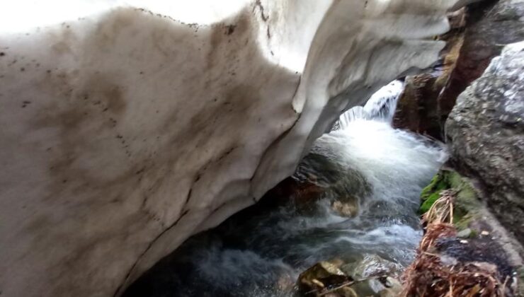 Bitlis’in kar tünelleri buzdan mağaraları andırıyor