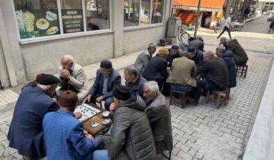 Bu kahvehanede 7’den 70’e herkes satranç oynuyor