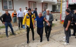 Çatıda çıkan yangında 2 kişi dumandan etkilendi