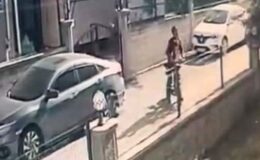 Çocuğu ile bindiği elektrikli bisikletle park halindeki araca çarptı