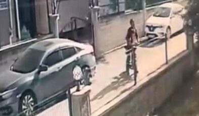 Çocuğu ile bindiği elektrikli bisikletle park halindeki araca çarptı