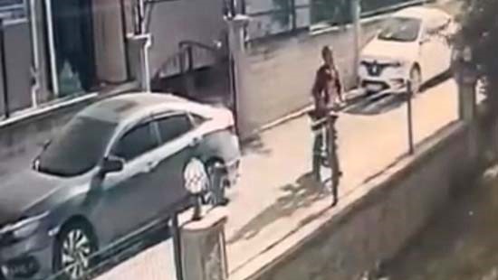 Çocuğu ile bindiği elektrikli bisikletle park halindeki araca çarptı