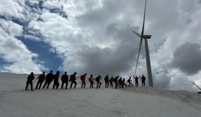 Dağcılar yenilenebilir enerjiye dikkat çekmek için tırmandı