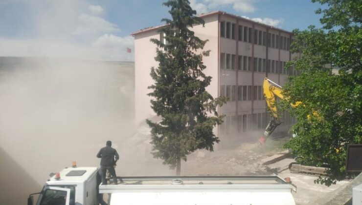 Depremde ağır hasar alan 56 yıllık kaymakamlık yıkıldı