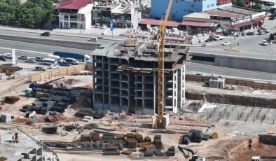 Depremin simgesi Ebrar Sitesi’nde binalar yükseliyor
