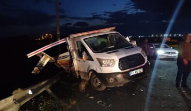 Diyarbakır’da 2 kamyonet çarpıştı, 3 kişi yaralandı