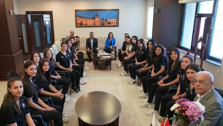 Diyarbakır’da Eş Başkanlar kadın voleybol takımını ağırladı