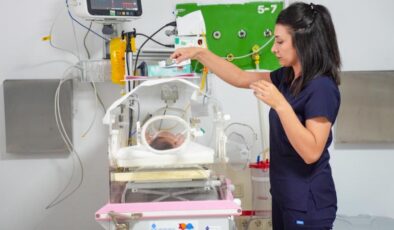 Diyarbakır’da Minik bedenler şefkatli ellerde hayata tutunuyor
