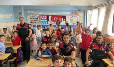 Diyarbakır’da polislerden öğrenciye doğum günü sürprizi