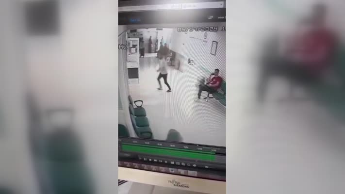 Doktora bıçaklı saldırı girişimi güvenlik kamerasında