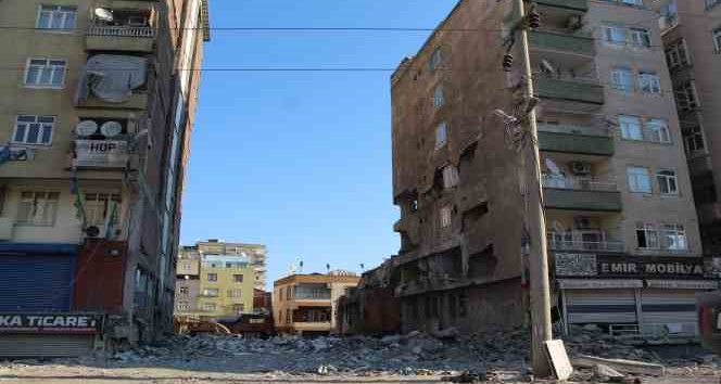 Depremde yıkılan dündar apartmanı müteahhitlerine hapis cezası