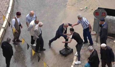 Elazığ’da yağışlar caddeleri dereye çevirdi