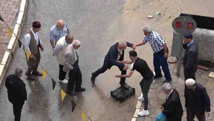Elazığ’da yağışlar caddeleri dereye çevirdi