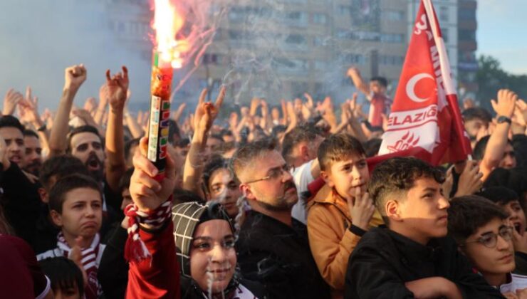 Elazığspor TFF 2. Lig’e yükseldi, sokaklar bayram havasında
