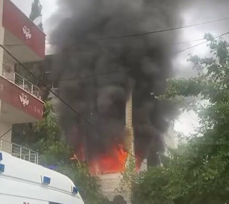 Evde çıkan yangında 4 kişi dumandan zehirlendi