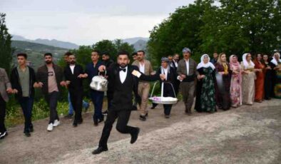 Fenomen çaycı düğününde çay dağıttı